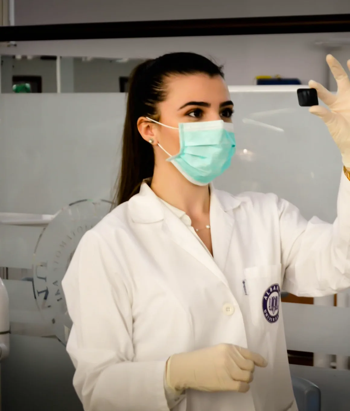 Assistente dentária a observar uma radiografia