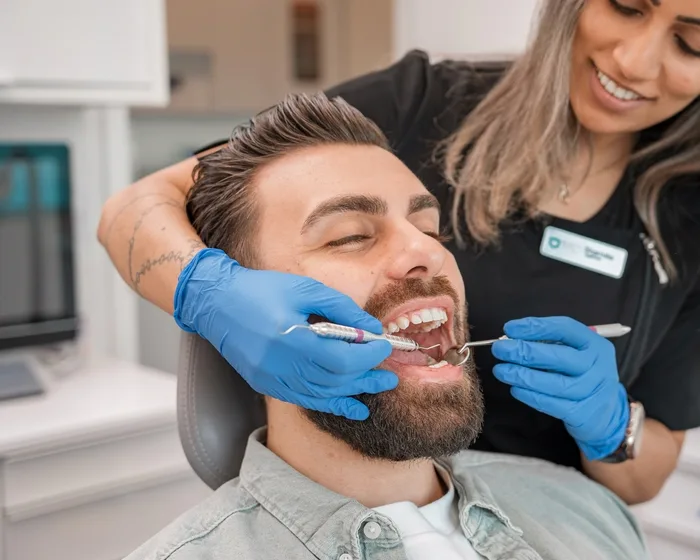 Médica dentista a observar um paciente