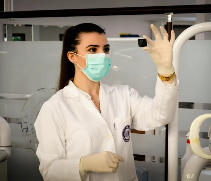 Assistente dentária a observar uma radiografia